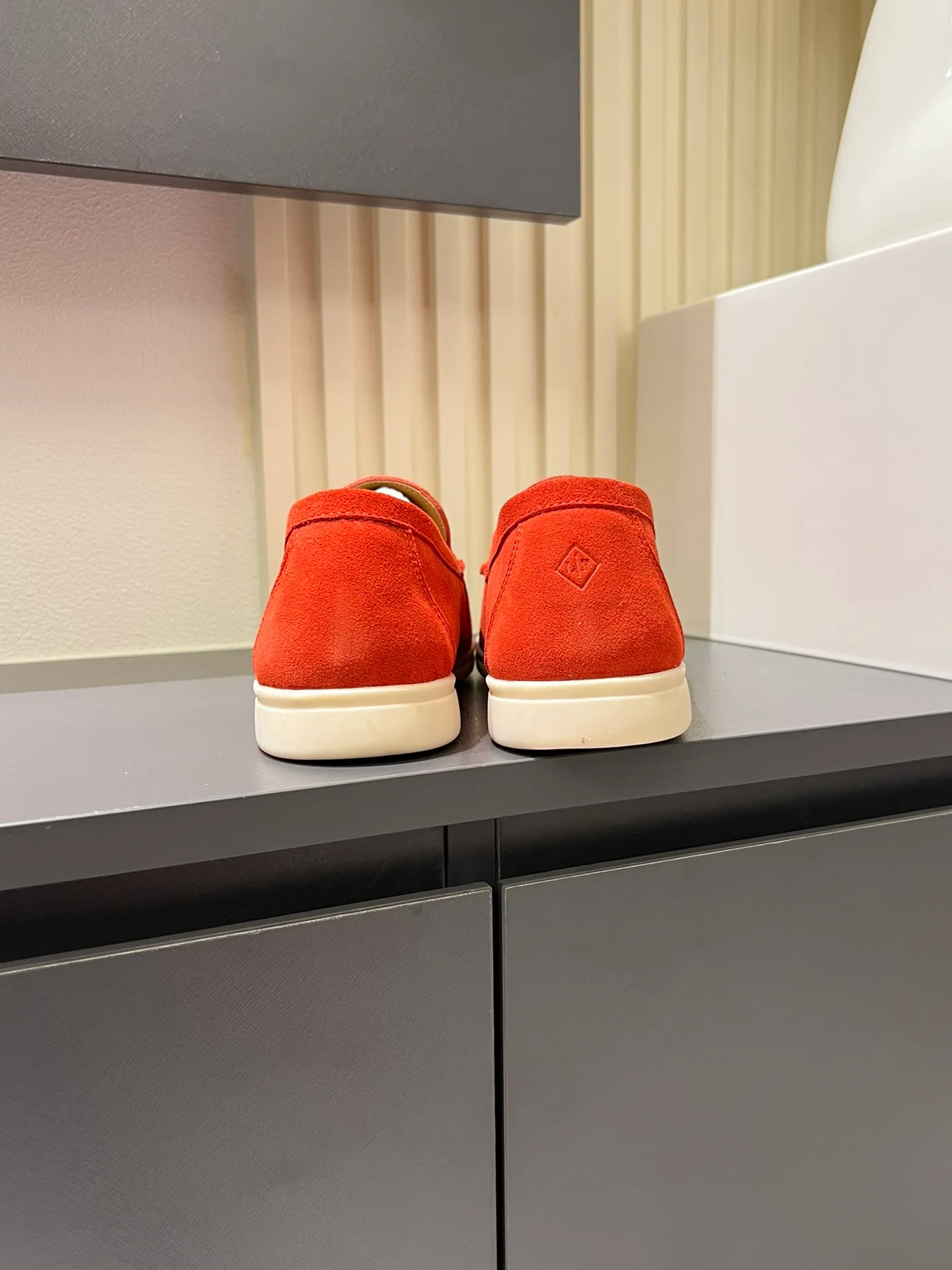 Men's shoes 💰p360 "Loro men's shoes 💰pian'*" Classic L men's shoes for couples 💰p Top version British flat loafers, a must-have item in old money style, the minimalist design is eye-catching and durable, a plus point for dressing The soft foot feel and texture are outstanding. They don’t scratch your feet and are very nice. They are matched with soft and waxy soles. They can be worn daily for a long time without getting tired. They are easy to wear, versatile and classic items, with perfect foot feel and texture! Imported cashmere fabric, the lining is made of imported A-grade water-dyed cow lining, the top version of the genuine leather midsole is sewn with pure handmade mark thread! Size: Female 35-40 (34. Customized) Male 38-44 (45.46. Customized)